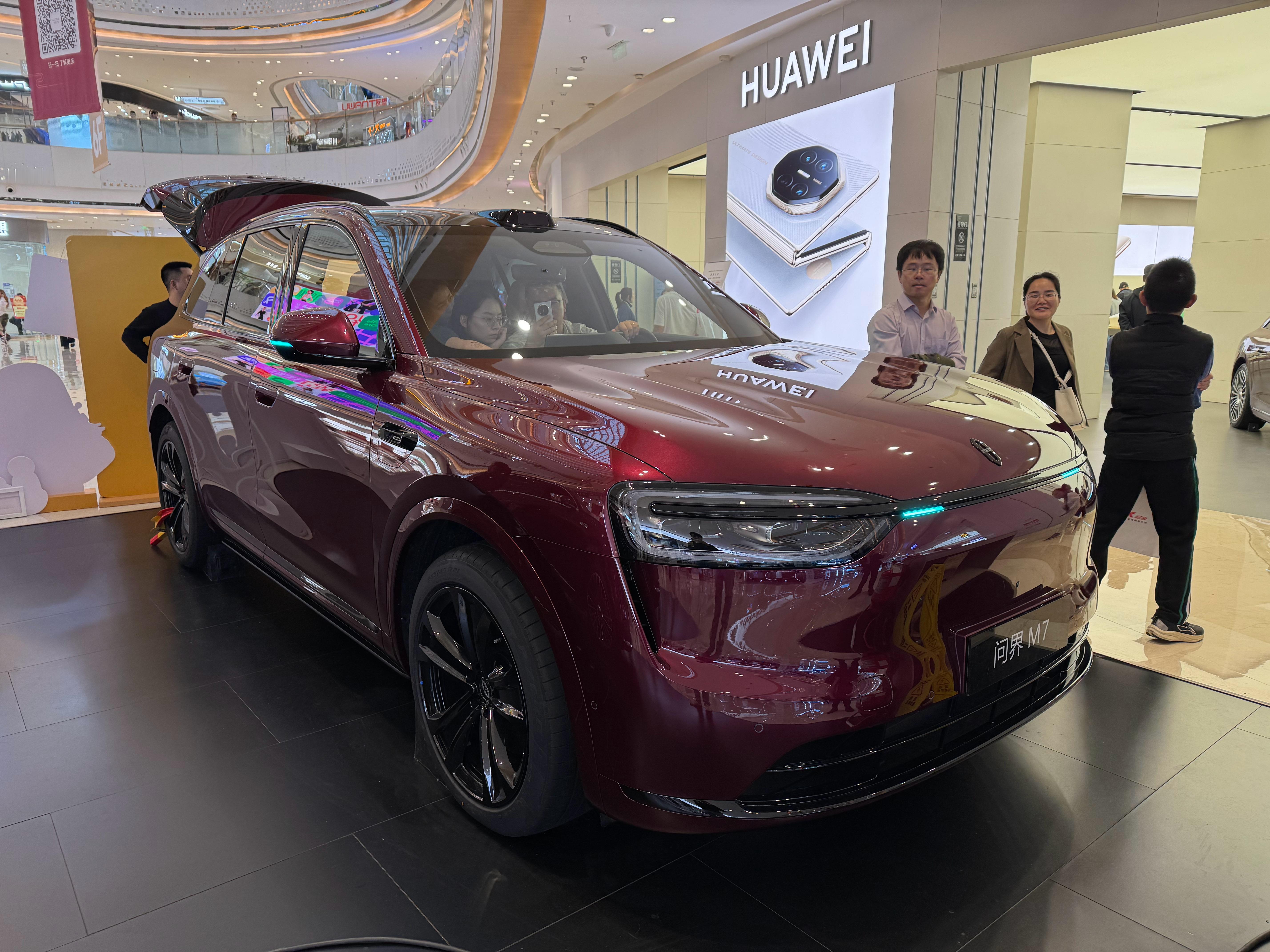 第一次见加了黑曜套件的问界全新M7，加了黑曜套件，一下就清爽精神多了。​​​