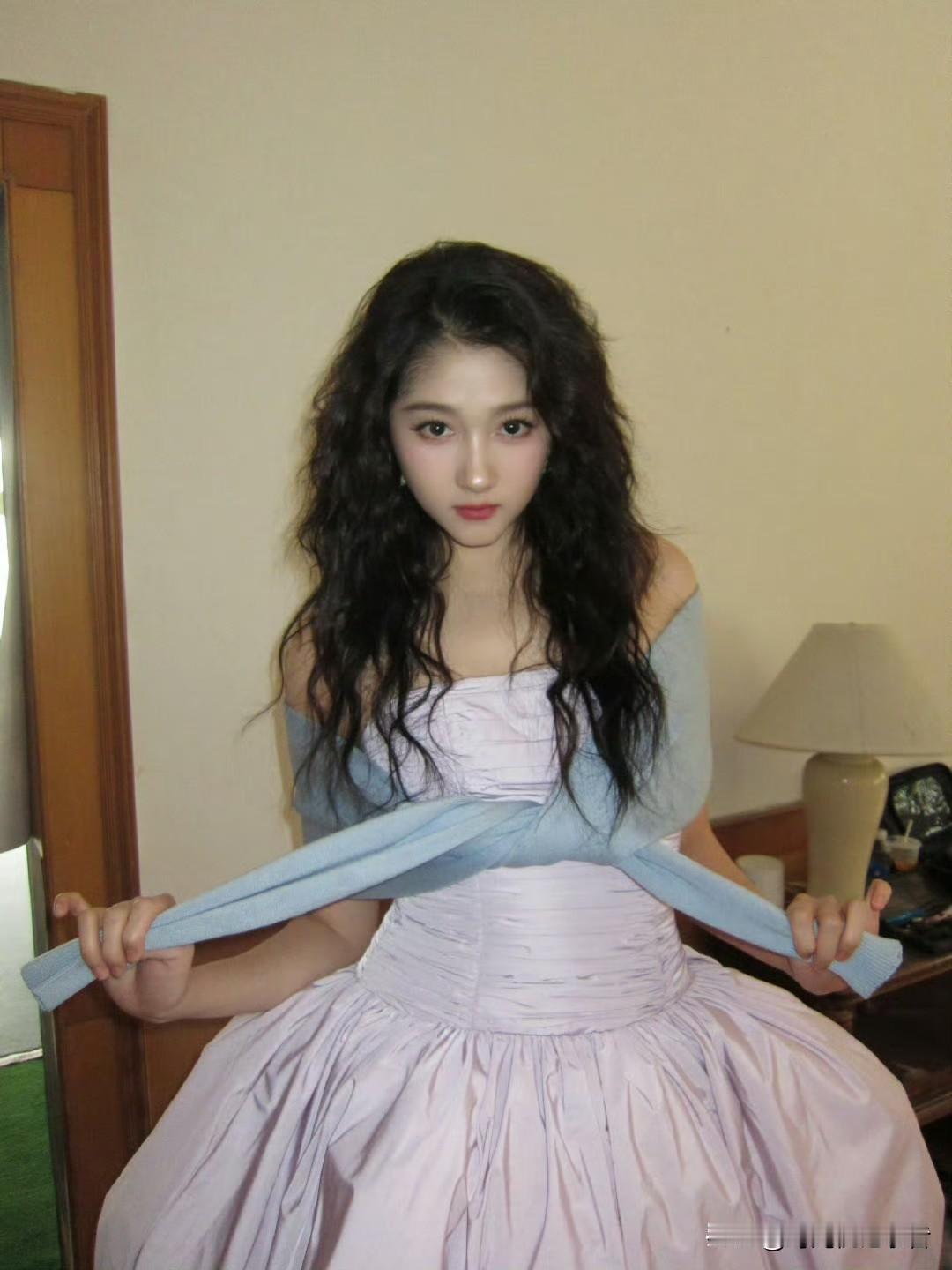 关晓彤真的不一样了，现在看来经历了感情的起起落落真的会让女人成长，关晓彤一直以来