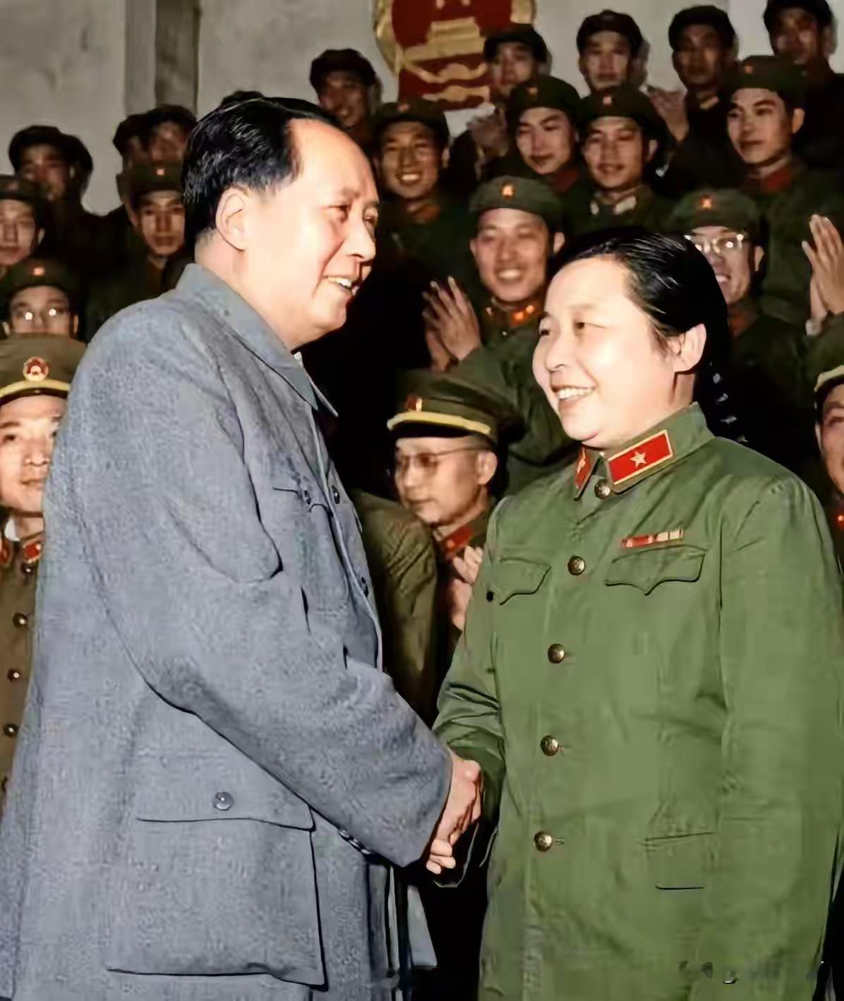 毛主席与李贞握手交谈。李贞湖南浏阳人，1955年授衔时新中国唯一一位开国女少将。