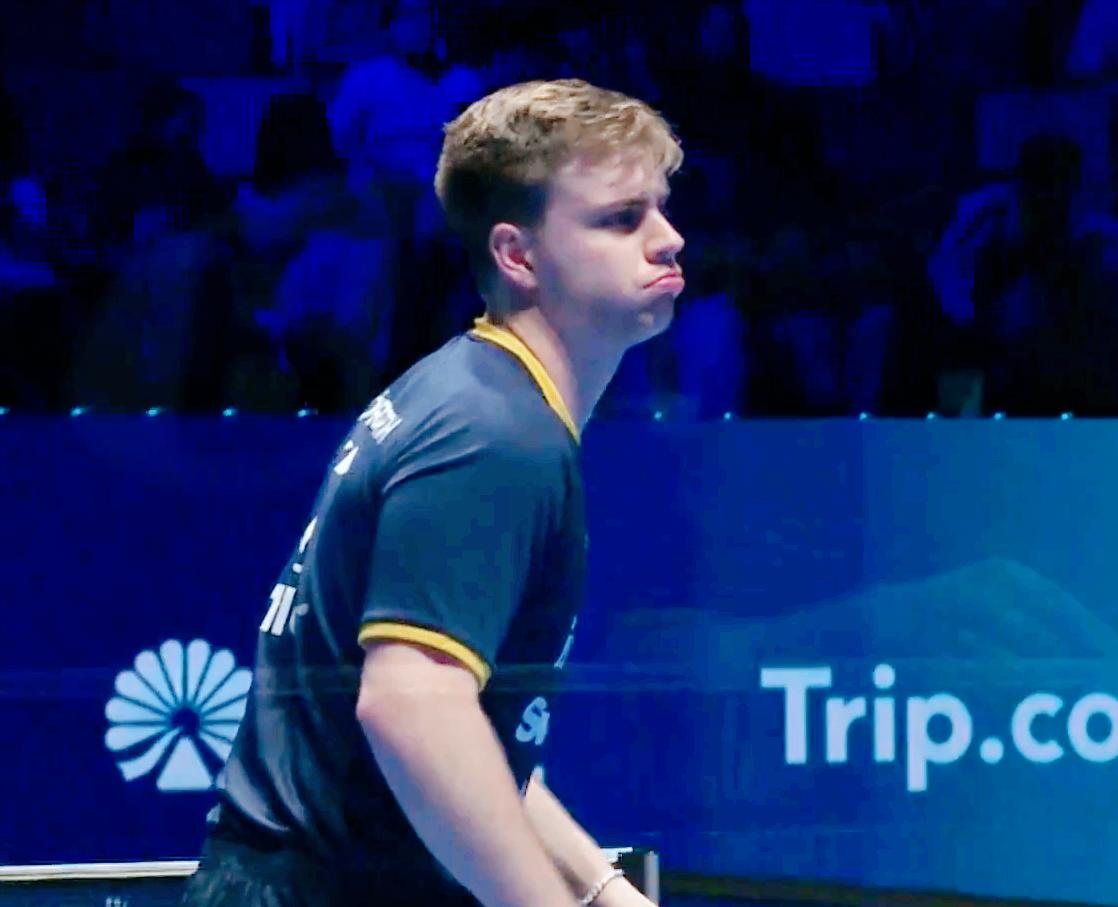 莫雷加德还真是个倔种！第一局小莫12:10拿下。第二局小莫两次因为回