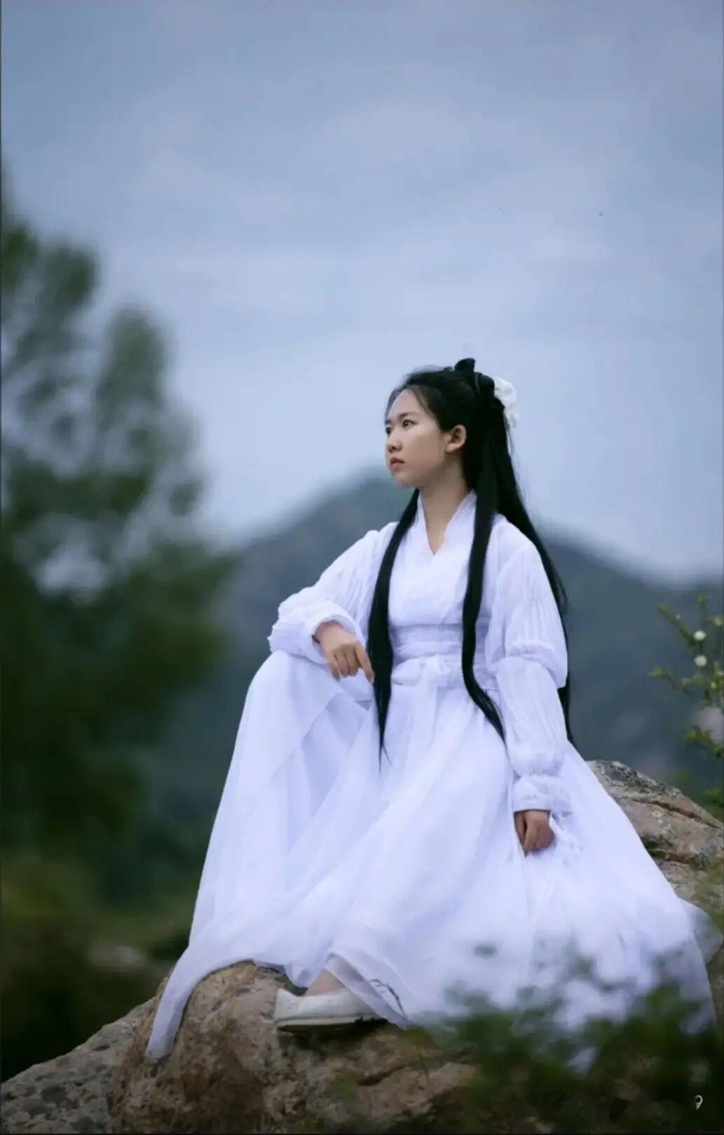 首先，短剧时长极短，通常一集仅1-2分钟，非常适合利用通勤、排队、午休等碎片时间