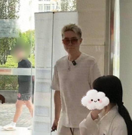 韦雪女儿上大学，前夫陈平亲自护送，一头白发走路上十分惹眼，老师差点儿认错成她爷爷​