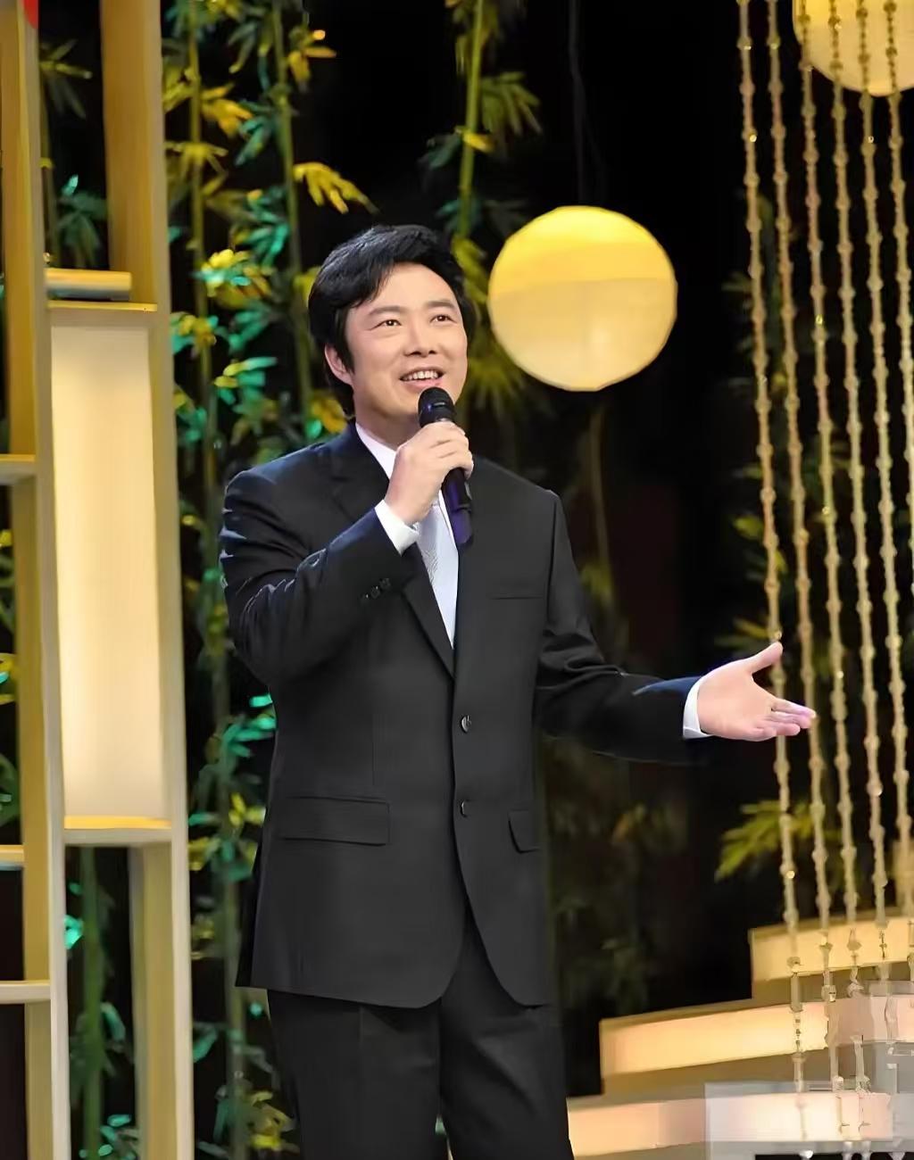 骗子在社交媒体搞了个“费玉清粉丝团”，专门挑常互动的70多岁阿姨下手。发私信说