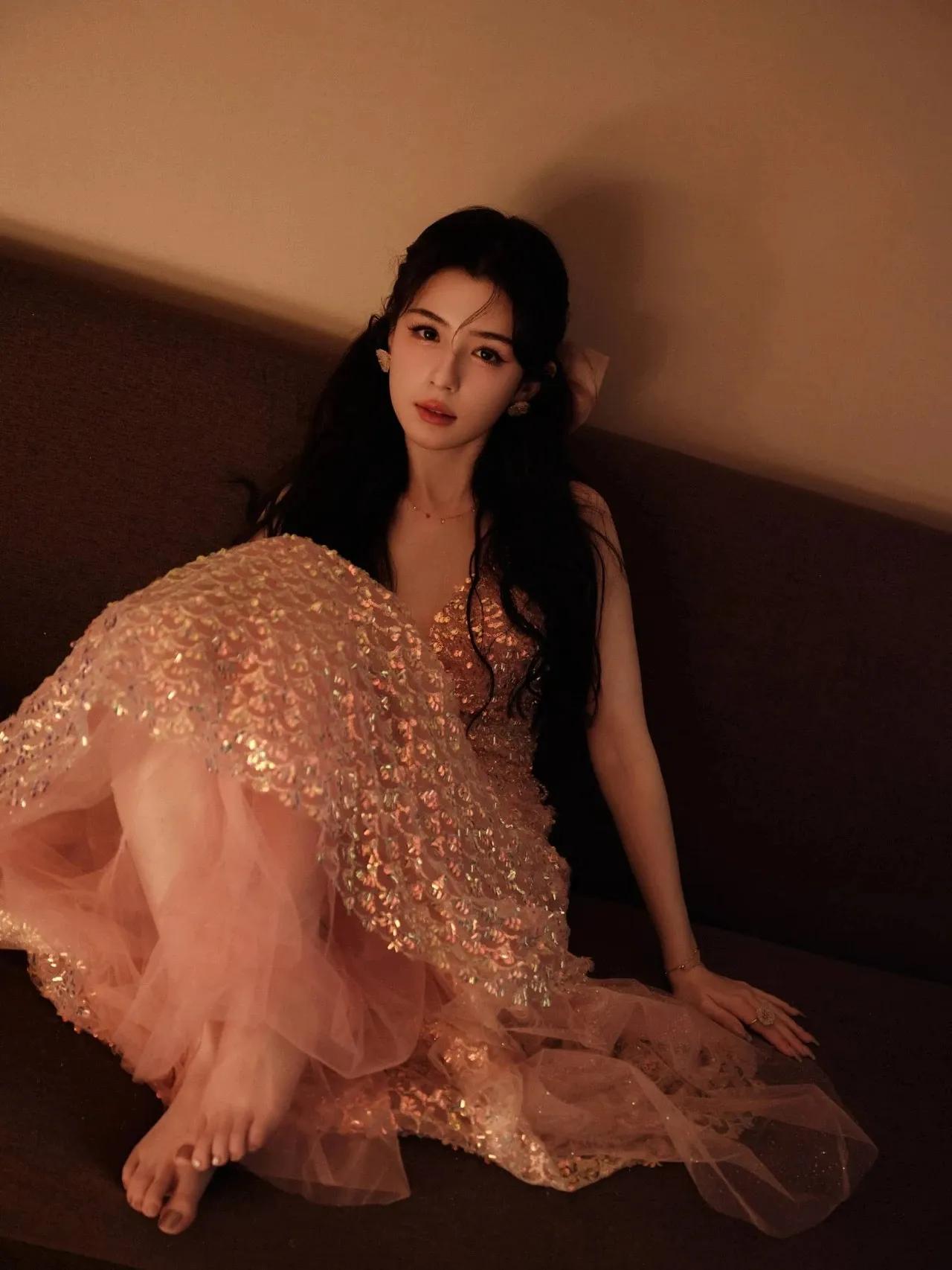 说她是壁画中走出的仙女，确实美翻了！