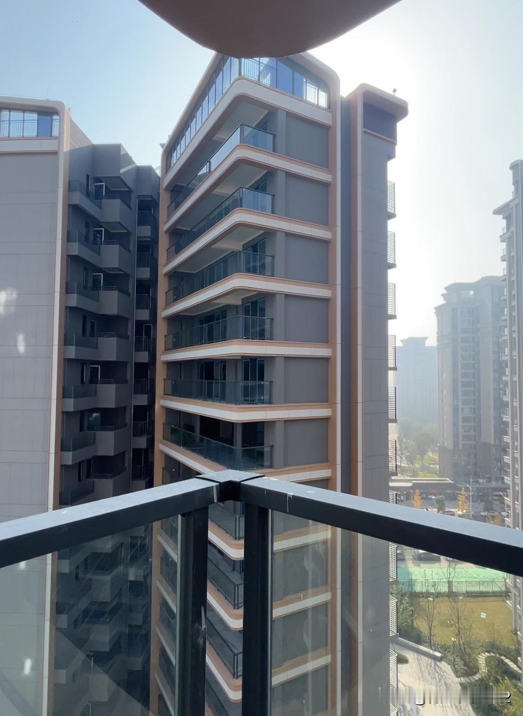 老公说，人家看我们，咱也能看他们，不亏！😂买之前知道有遮挡，但是没想到这么近