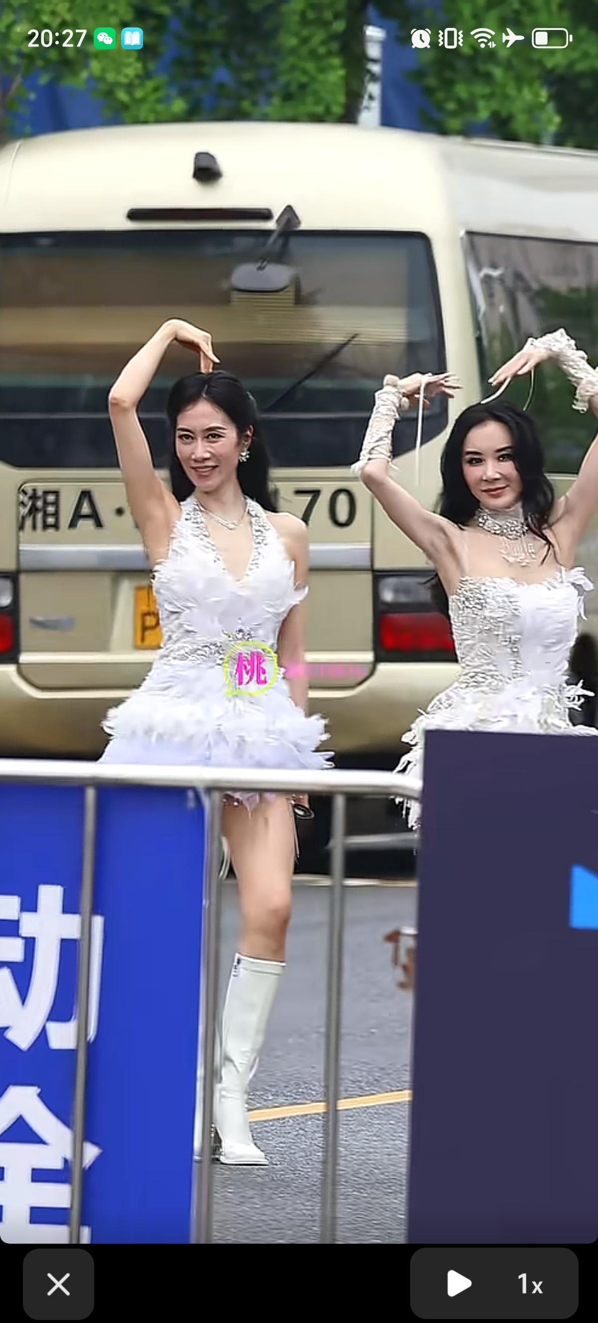 48岁的温峥嵘和第57岁的台湾第一美女萧蔷同框出镜，参加《乘风2026》三公录制