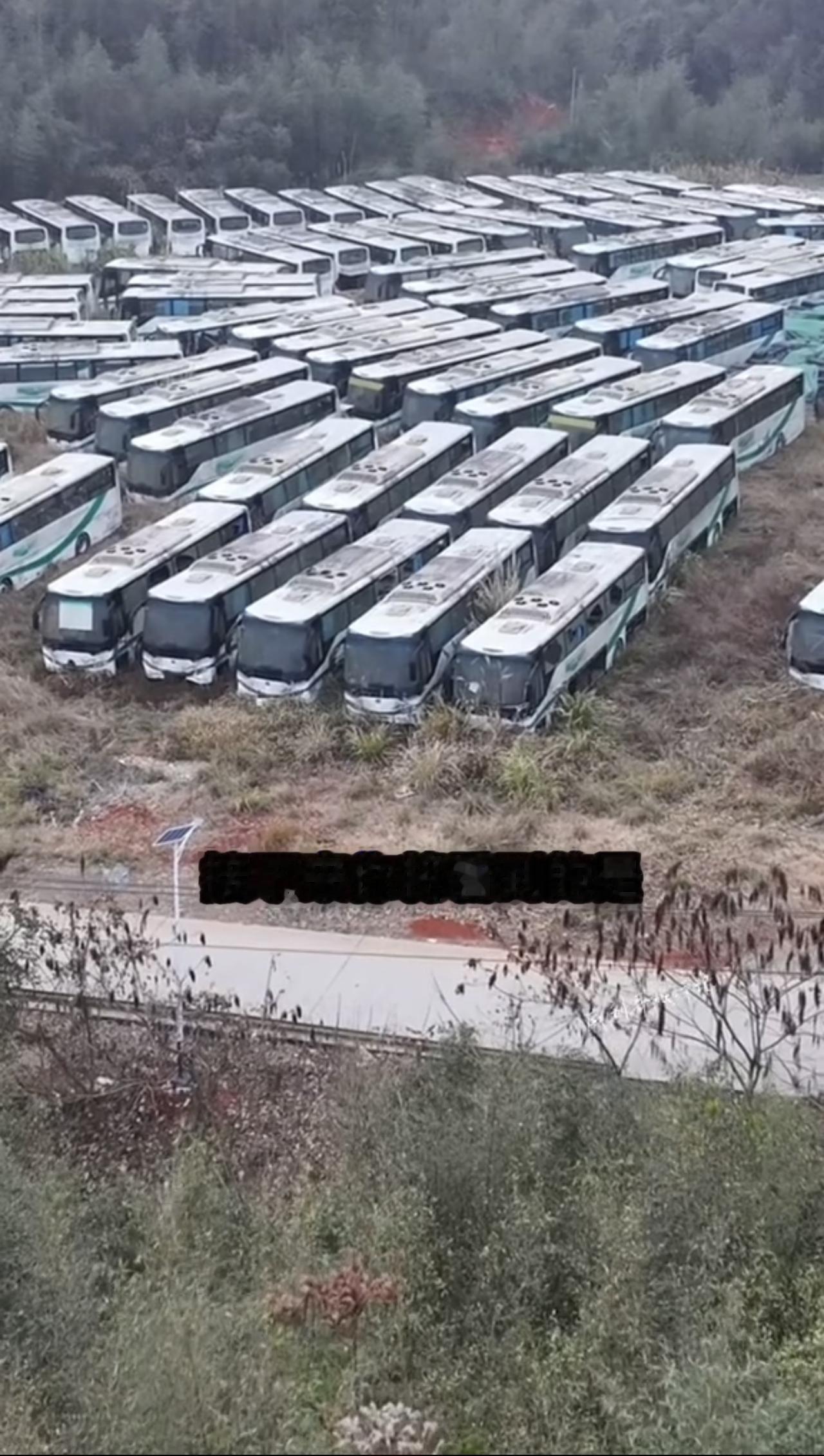 湖南最痛心的大项目，100多辆豪华大巴车全部遗弃深山，无人问津。威力哥了解到，我