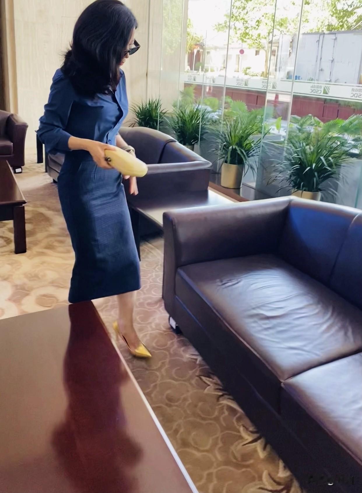 春天还有很多实用穿搭。经典收腰小黑裙百搭显瘦