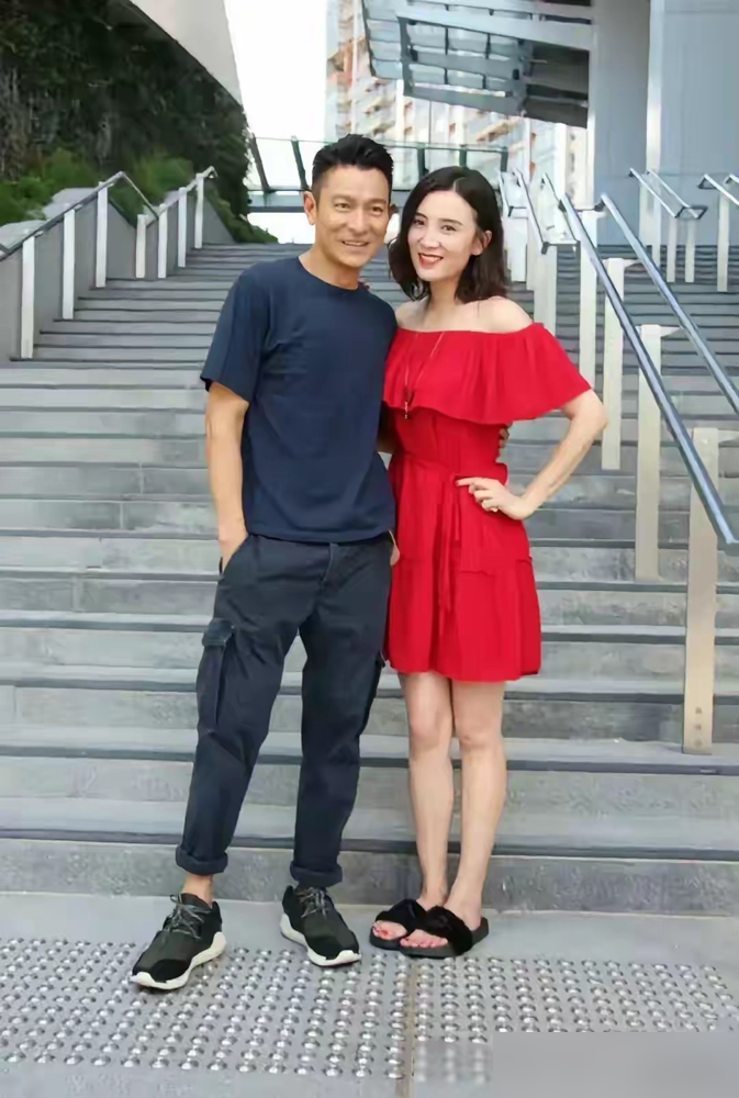 鲁豫问发哥，你有一米八几？周润发连连摆手，不到一米八。就这么一句话，把刘德华几十年的执念给戳破了。华