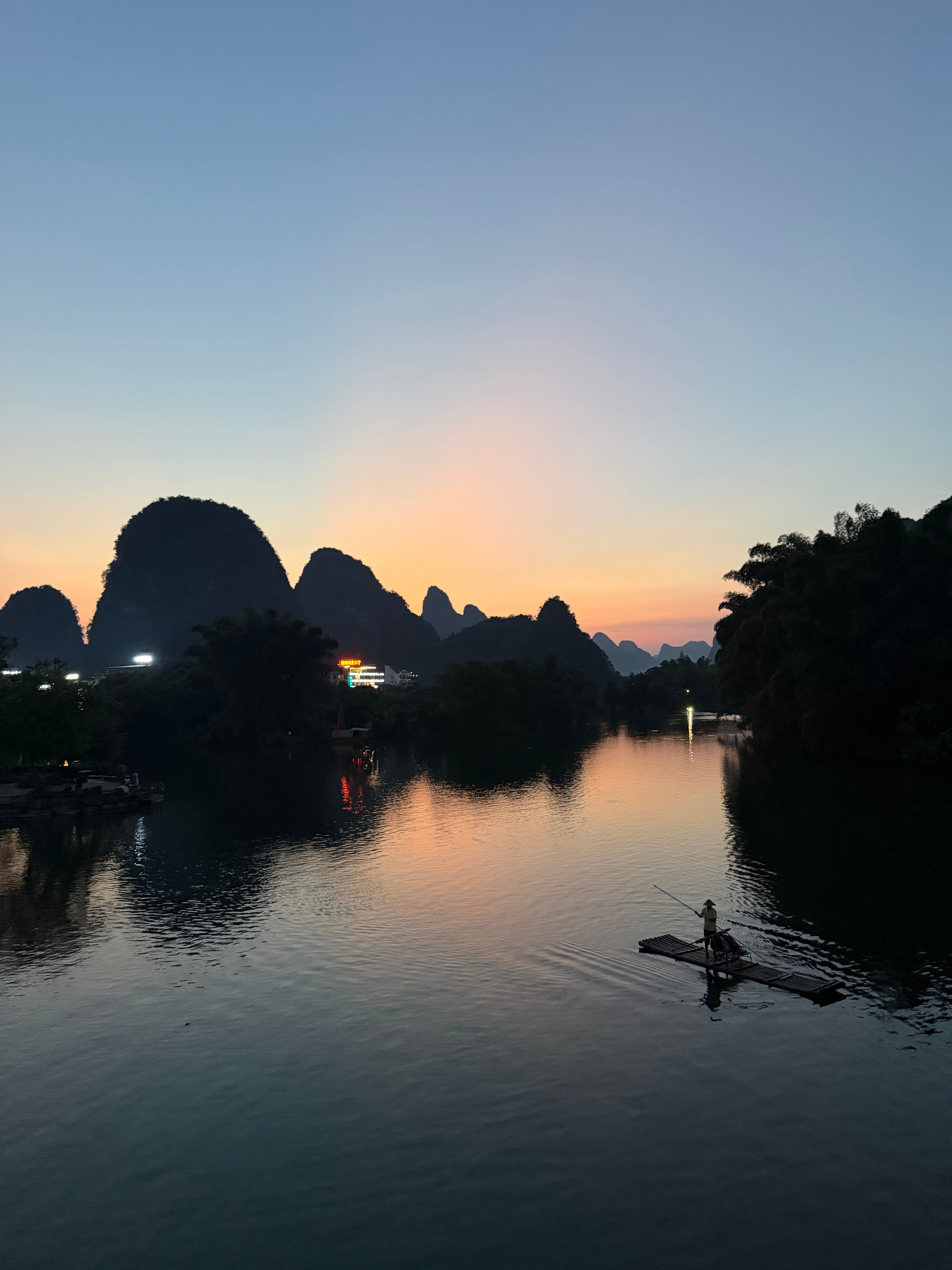 风景如画有没有！不愧是传说中的“桂林山水甲天下”。这里是在十里画廊的工农桥哈，非常适合看日落晚霞。话