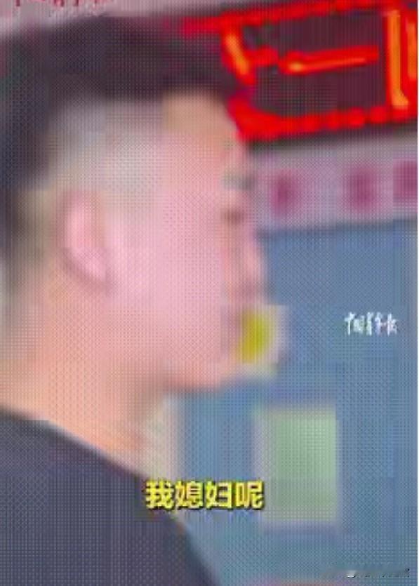 “泪目了！”近日，山东滨州，男子守在产房外等候媳妇生孩子，当医生把孩子抱到他面前