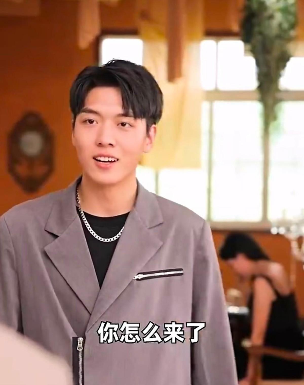 最近短剧圈子有个现象挺吓人，那个叫卡戎的小伙子火得不行，跟搭档兰岚被炒成神仙眷侣