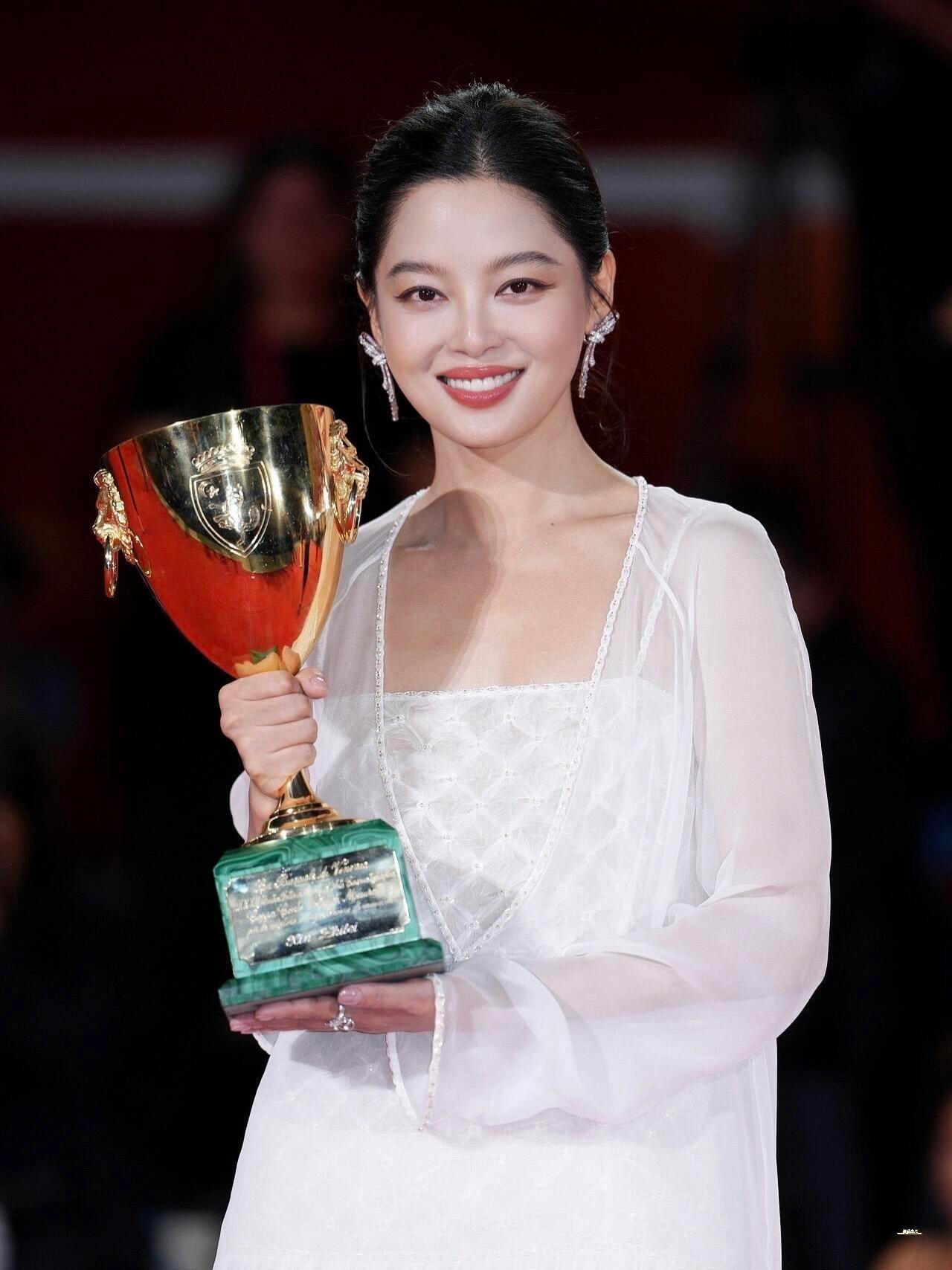 我有一种预感辛芷蕾拿下威尼斯影后。基本上明年金鸡百花华表其中之一个最佳女演员就已