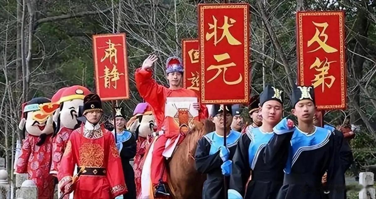 状元是怎么知道自己中了状元的？康熙六年，太和殿前，鼓乐震天。传胪官扯着嗓子喊
