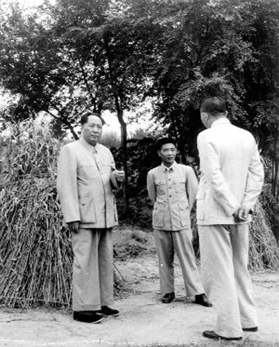 由于张国焘等历史原因，胡耀邦说过去对红四方面军一些事批得过火，对一些同志也批得过