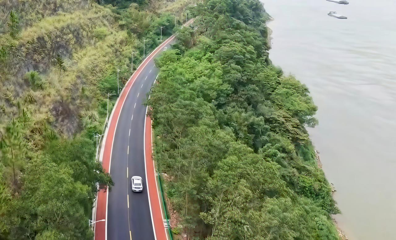 云安都杨到六都江边公路改造完成，铺上沥青了。云安有两个城区，一个六都一个都杨，连