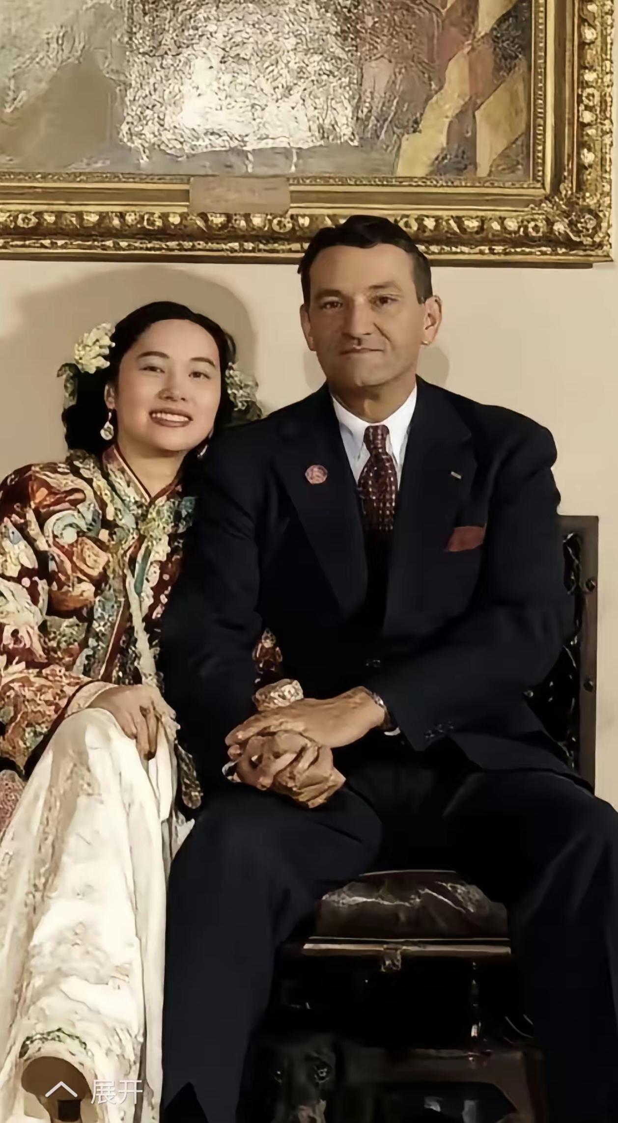 这张照片拍摄于1947年，是陈纳德将军与陈香梅在上海寓所的结婚留影。彼时陈纳