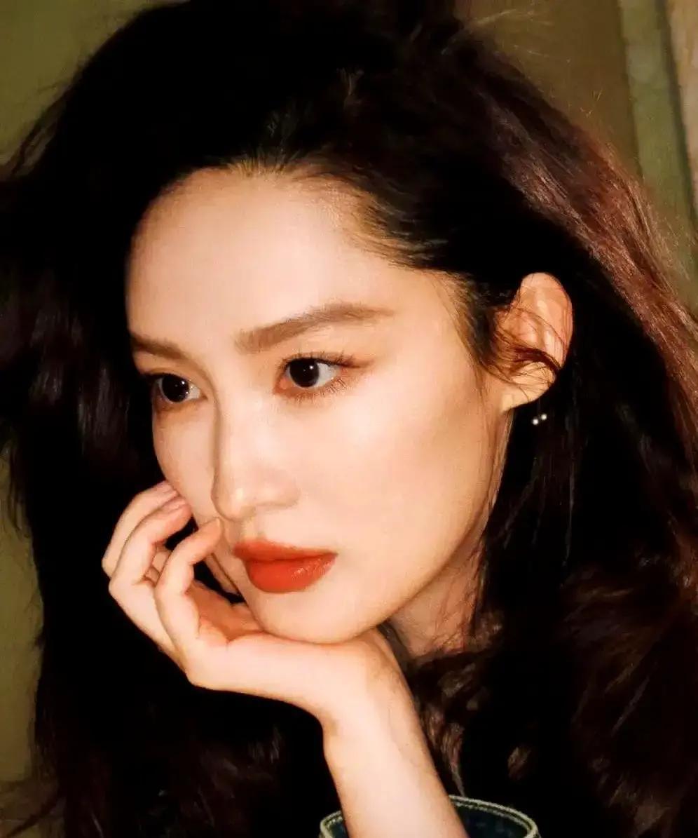 2025年，李沁用最“笨”的方法，赢了整个娱乐圈。别人在红毯争艳时，她在青