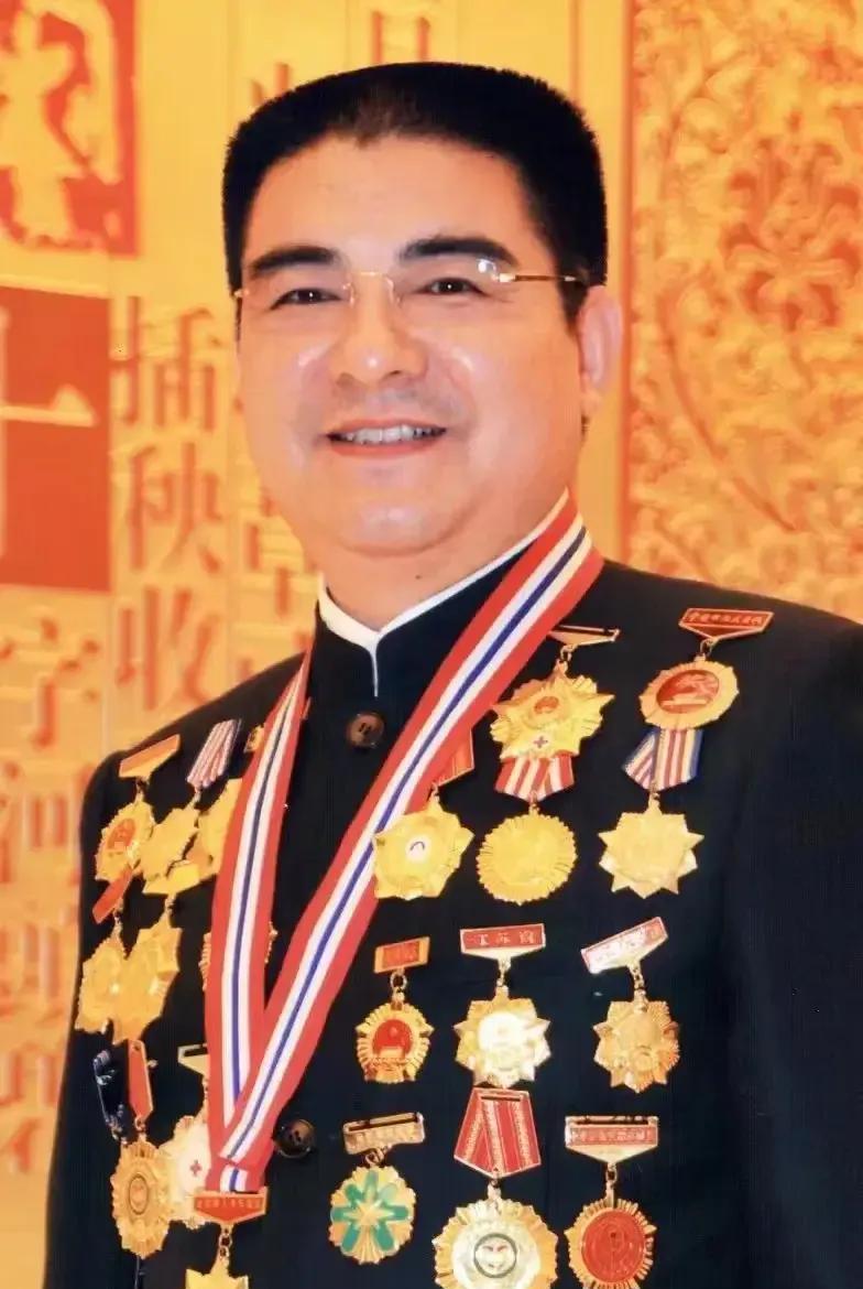 陈光标为什么这么有钱？榕江洪水，陈光标又在第一时间内捐出了2000万的物资，在