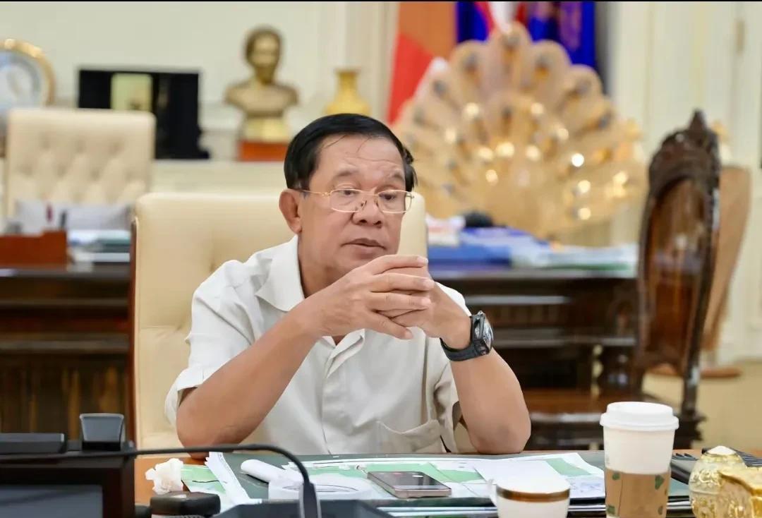 洪森又晒出他的工作照，办公时的美式“装备”，一览无遗！提神醒脑喝的是星巴克，接
