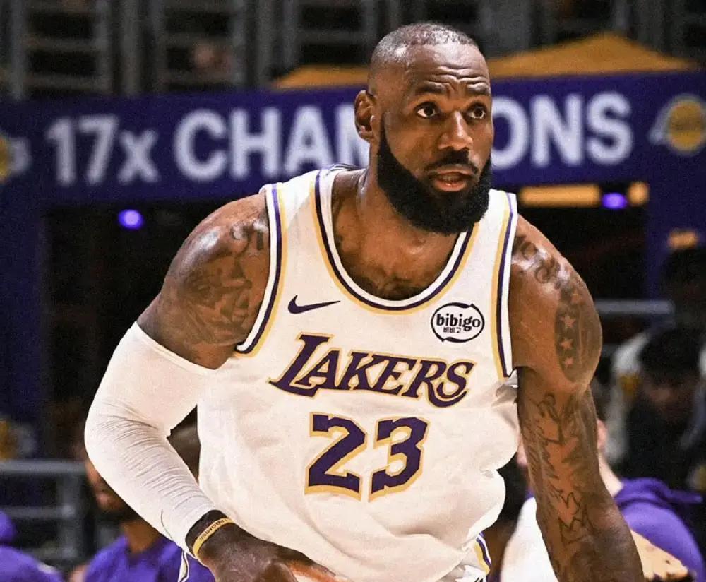 他们盯着的不是总冠军旗帜，是雷迪克战术板上用红笔圈出的三个防守失误片段。更衣室