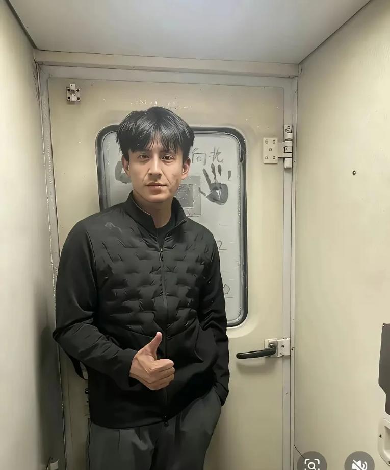 横店那些拍“战神归来”的剧组，一夜之间全撤了。不是拍完了，是拍不下去了。