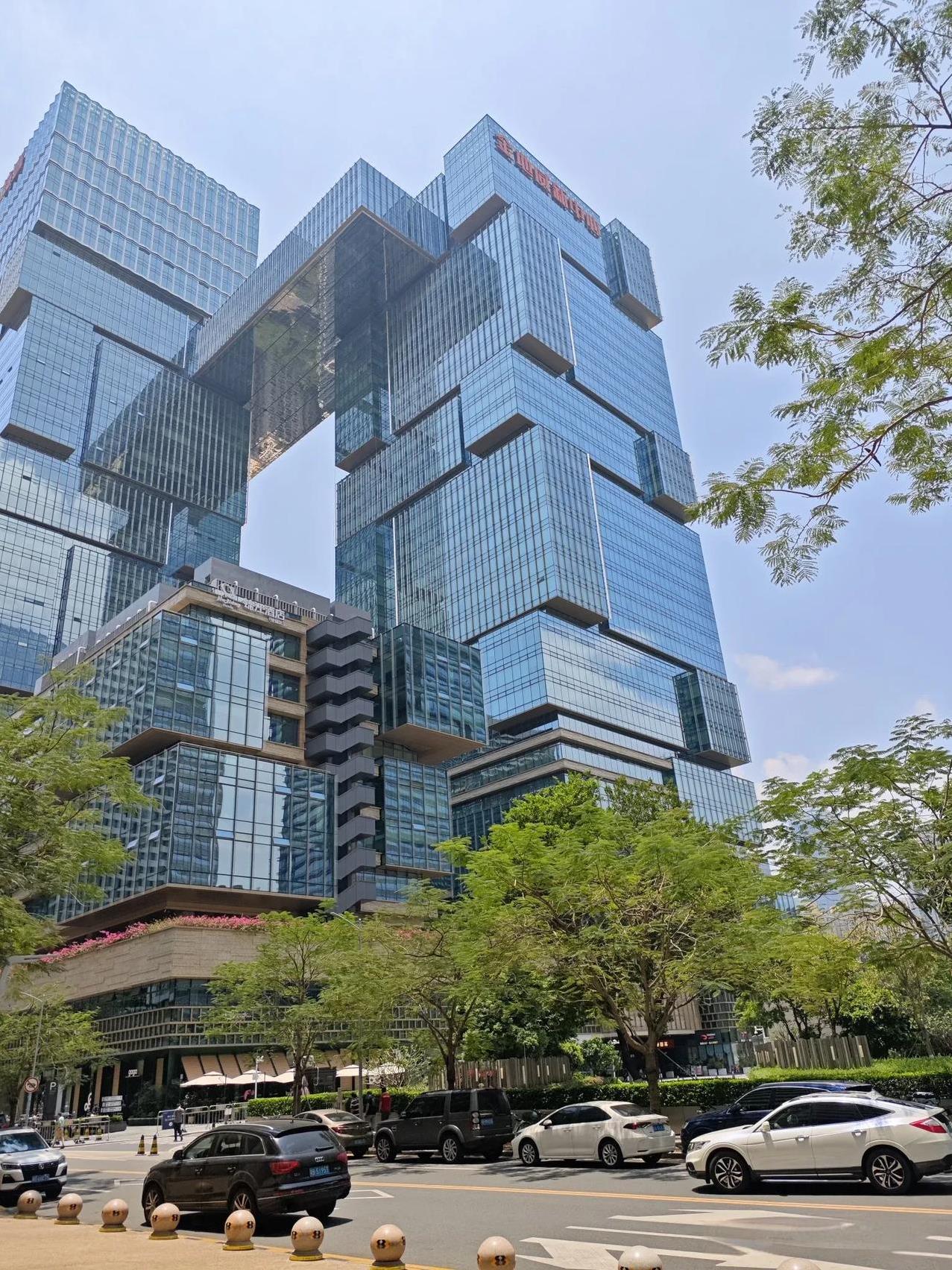 我们对美国做出让步。我们正在评估与美国进行谈判的事宜，这是鉴于美国政府主动向我