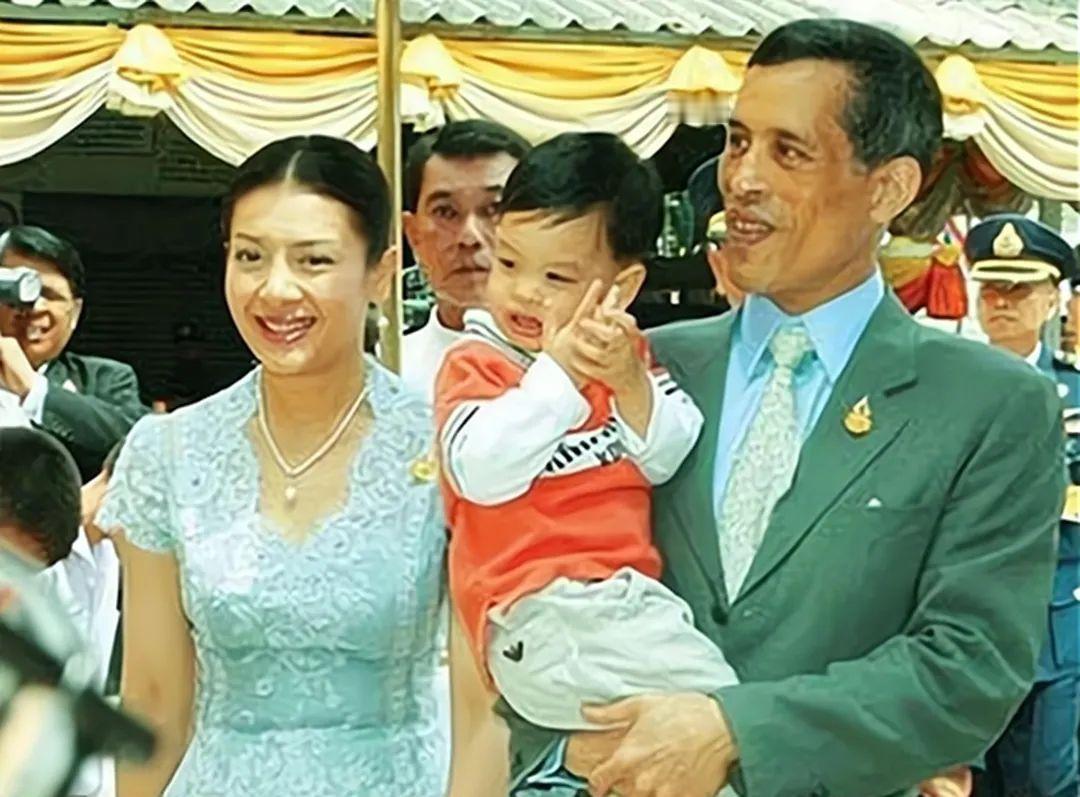 泰王挺宠提帮功的，可他又给不了提帮功一个幸福的家，更何况他的母亲美丽又善良。这个