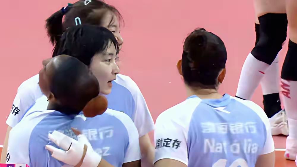 上海女排最终左右不了津豫之战的比赛结果，天津女排实际上已掌握了进四强的主动权，就