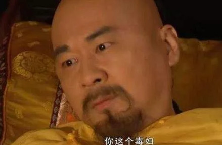 2010年，郑晓龙筹拍《甄嬛传》。某位大佬得到消息后，托关系找到了他：“让我的女