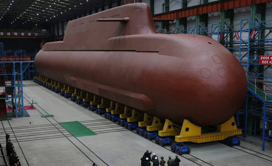 朝鲜新艇水下排水量8700吨，超过了当年我军的092了，龟背巨大，意味着导弹尺寸