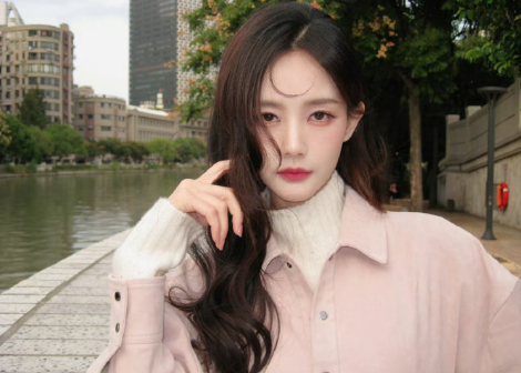 李一桐曾在校门口被SM星探挖掘，虽面对陌生机会与承诺，但因不踏实未被“光亮”带走