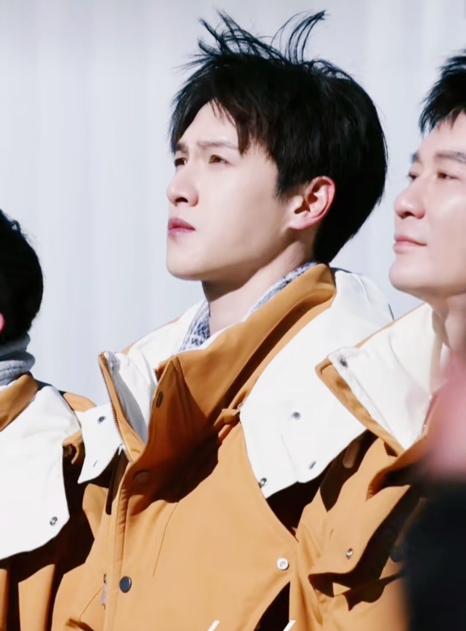 十一年坚守，跑男始终与时代同频共振。在最高国门看升旗，兄弟团的泪水与战士的坚守交