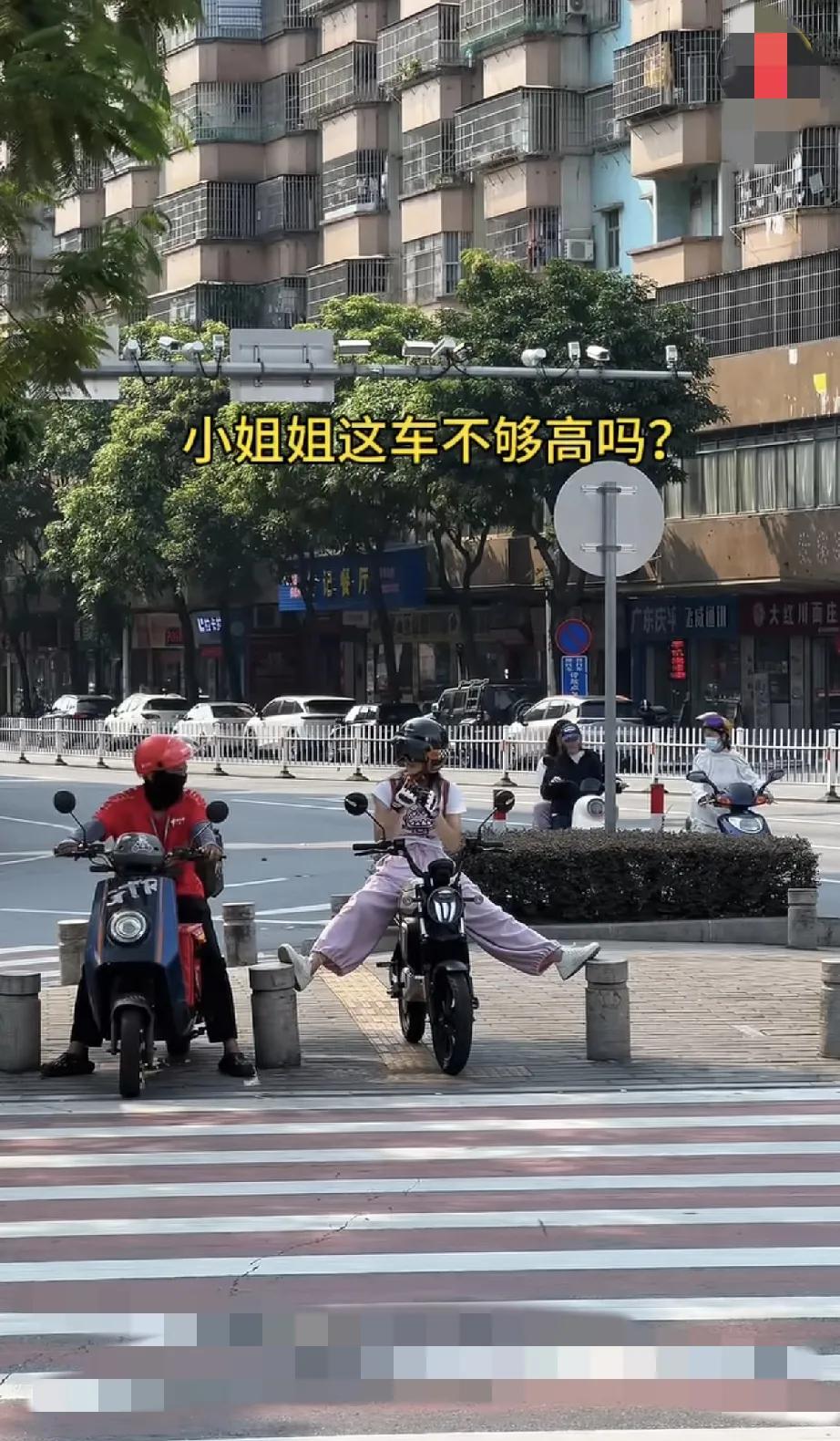 路口等红灯的功夫，被这位骑电动车的小姐姐整不会了！不好好骑车，偏要把腿岔