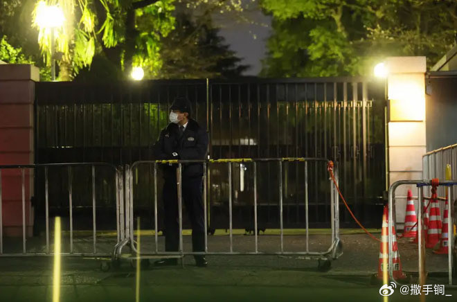 日媒称今天上午闯入东京都中国大使馆的一名男性，中方将其制服并移交给警视厅。警视厅