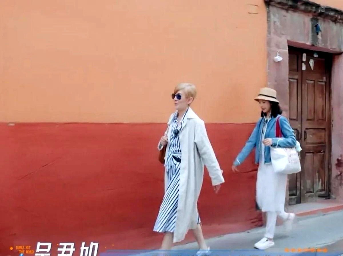 吴君如冷不丁问了一句：“你给孩子买衣服花多少钱？”林依晨的回答，让无数当妈的猛拍大腿。只见林依晨连连