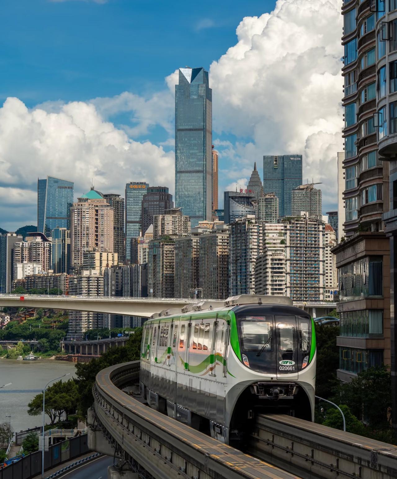 重庆名声在外，GDP也比广州高。但给人感觉整座城市活力明显不如广州，尤其是对年轻