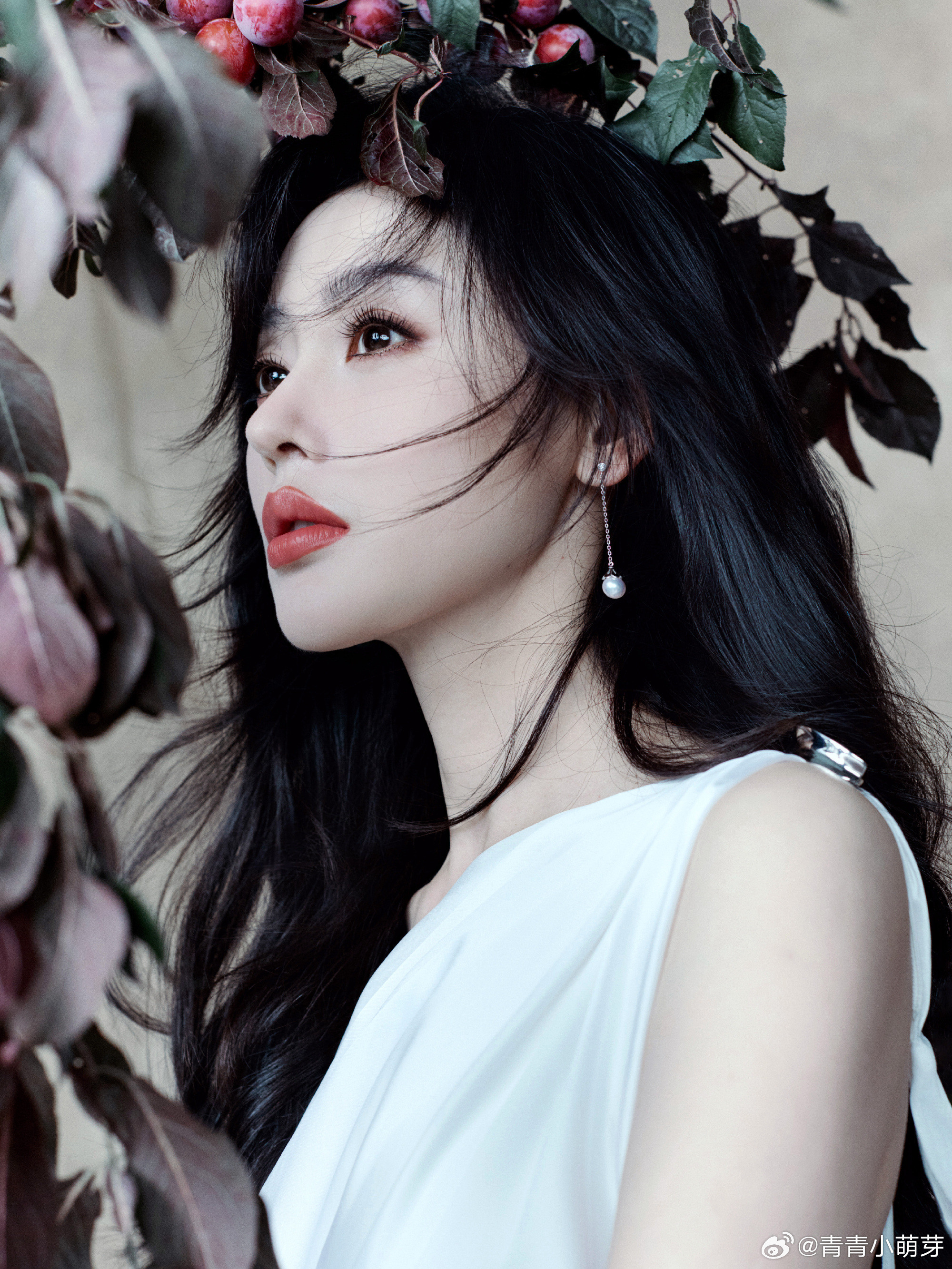 张天爱美神归来 张天爱这状态也太绝了吧！白色缎面长裙一穿，又清冷又高贵，那股向上