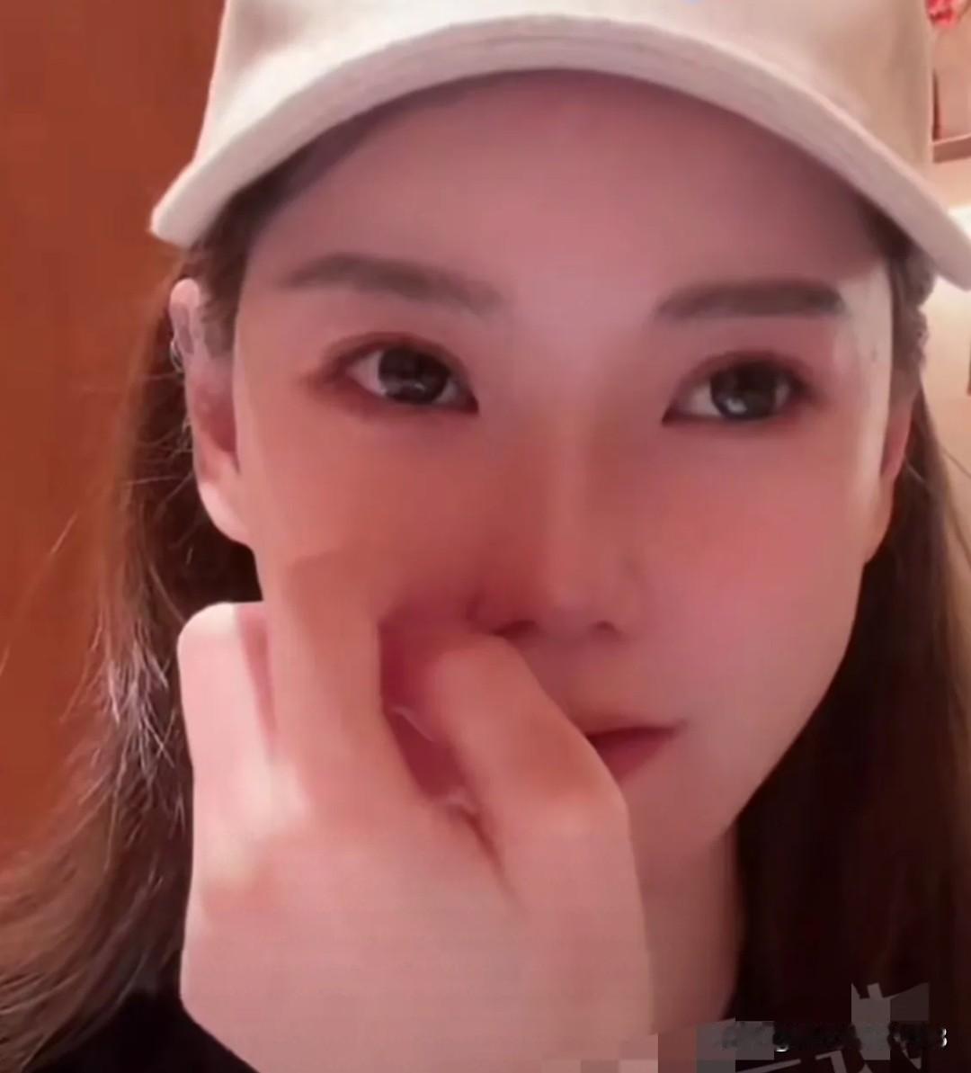 当时马筱梅第一次直播的时候很紧张，乐乐是助播，让乐乐多说话，自己紧张的手都在抖，