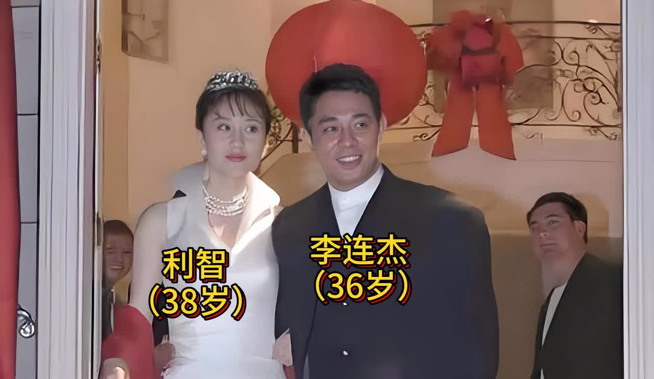 这是1999年李连杰与妻子利智在美国结婚时的照片，一个英俊帅气、事业有成，一个美