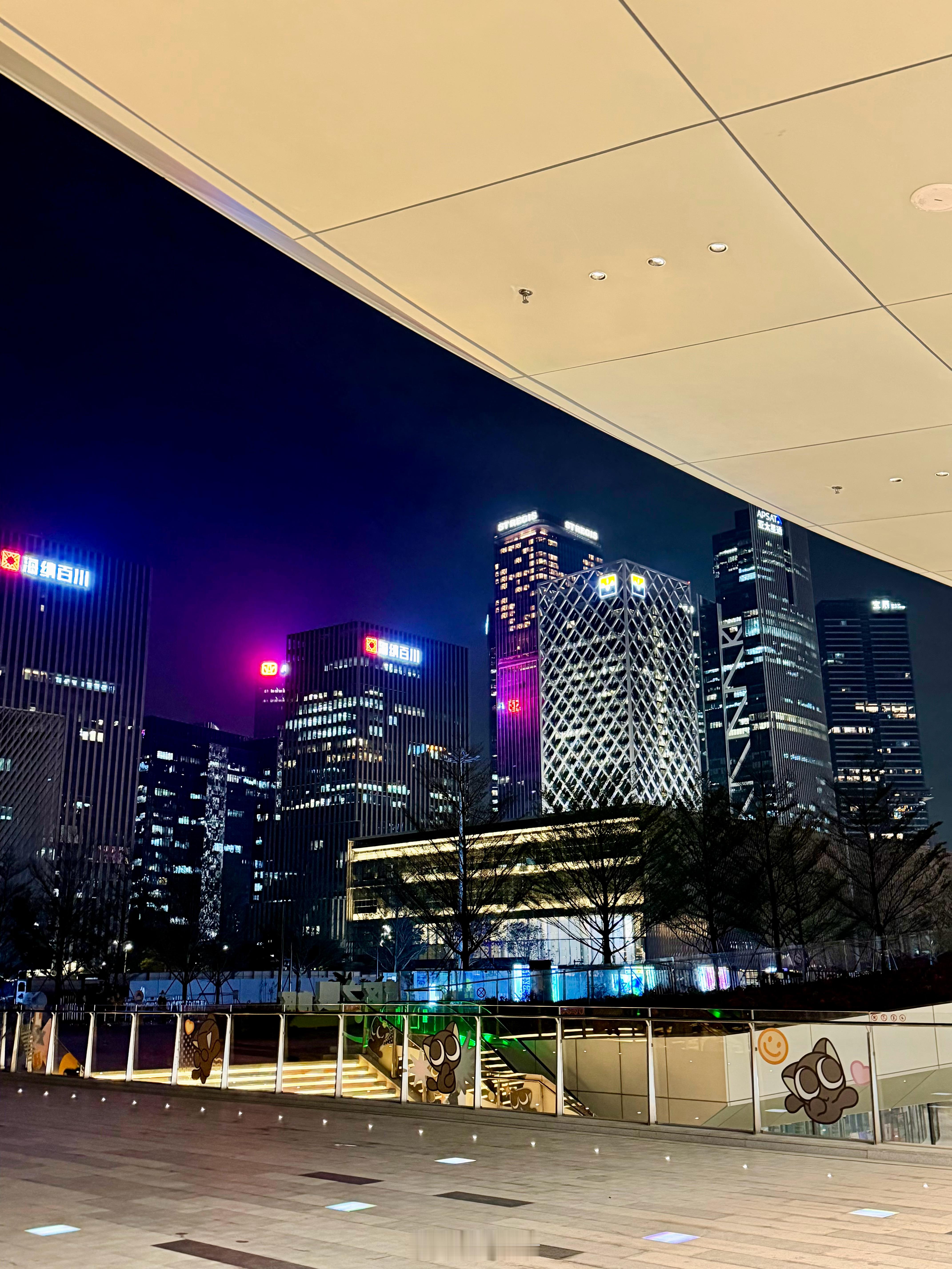 宝安中心这个视角真的无敌了平安夜下班吃完饭转悠，宝安中心这个视角真的无敌了P1：