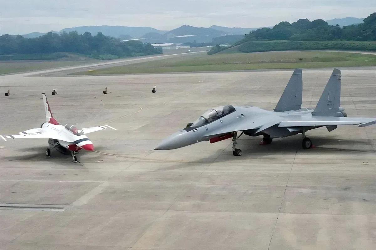 F-16在苏-30面前，娇小犹如一只小鸡仔！苏-30和F-16的强弱之争。