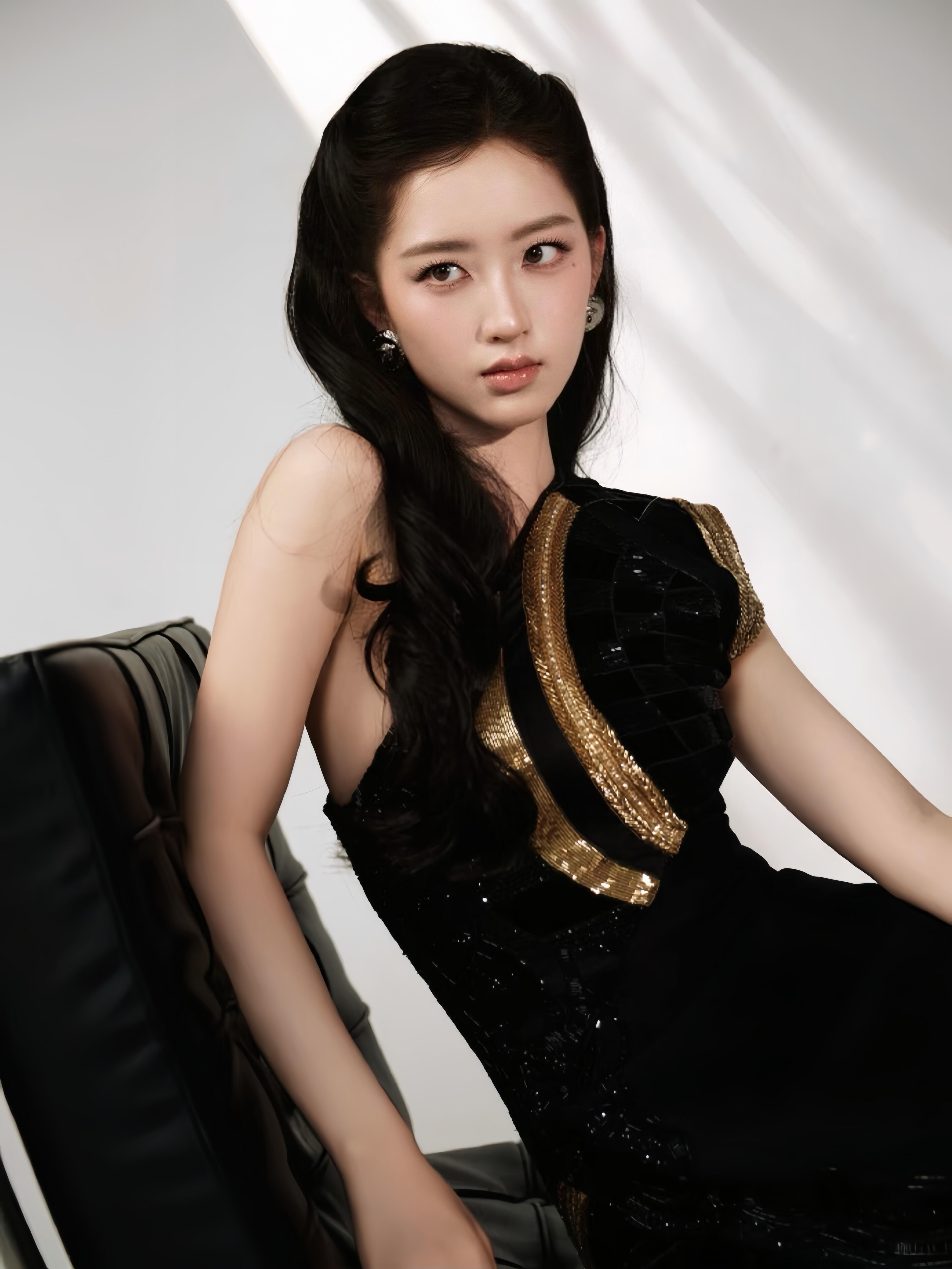 邓恩熙演绎Versace黑金红毯礼服邓恩熙身穿Versace黑金红毯礼服，单肩黑
