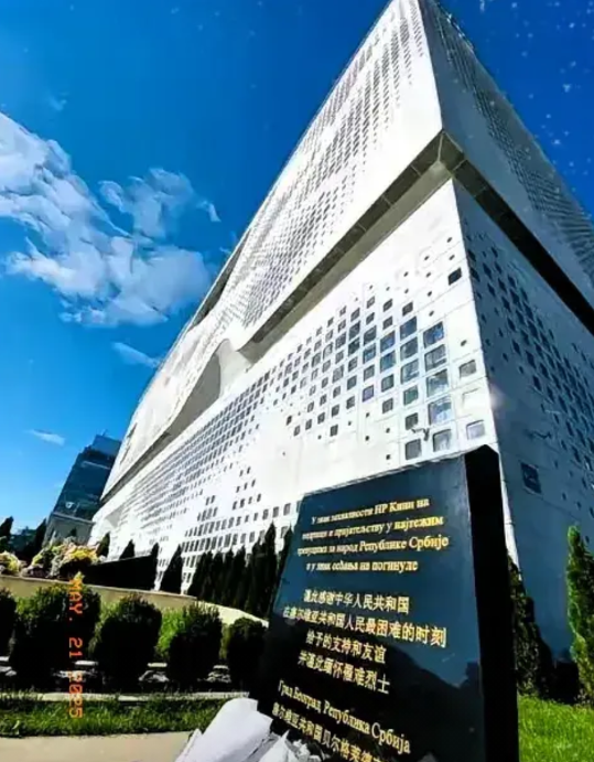 南斯拉夫大使馆之仇，北斗替咱狠狠报了！1999年，美国用GPS技术轰炸南斯拉夫