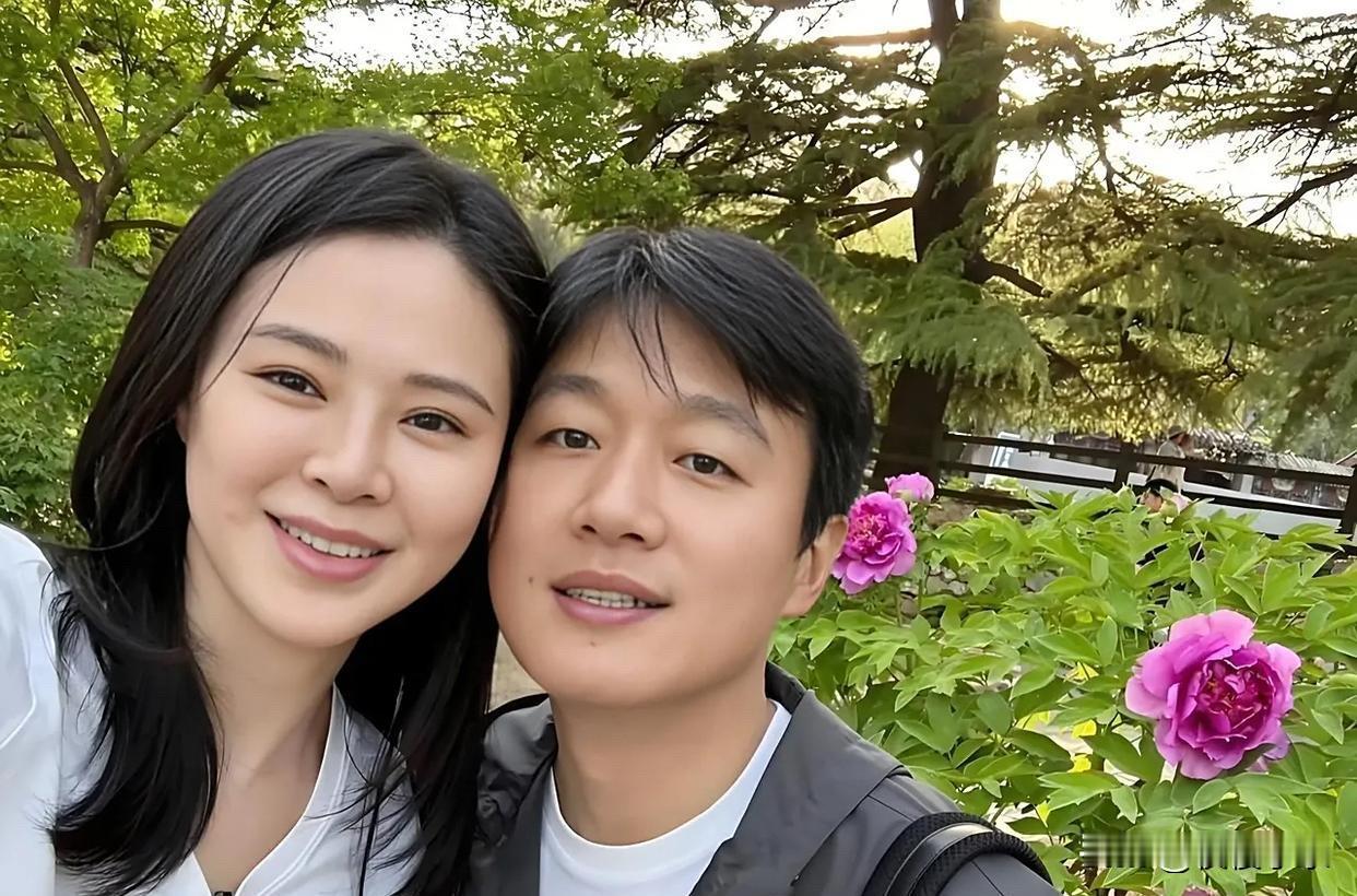 佟大为46岁状态曝光，变化太大，发际线上移显得更加成熟，妻子保养得当似少女！[呲