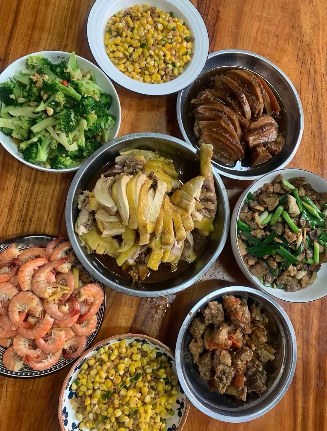 今天下午去了我老公的乡下叔叔家，我是发现了，不太富裕的人待客真的就是不一样。印象