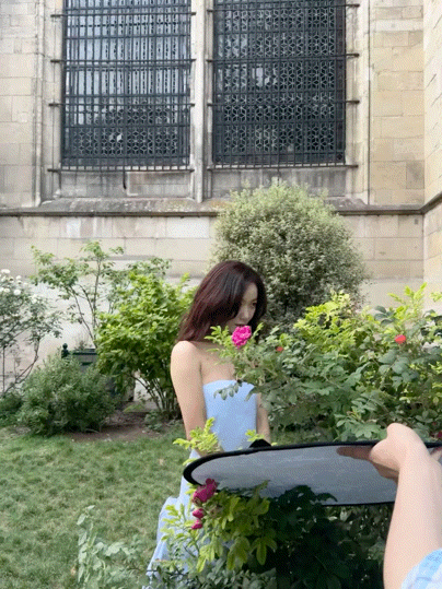 王珞丹九年之后故地重游看着两组对比照片感慨满满，从前灵动青涩充满朝气，现在从容