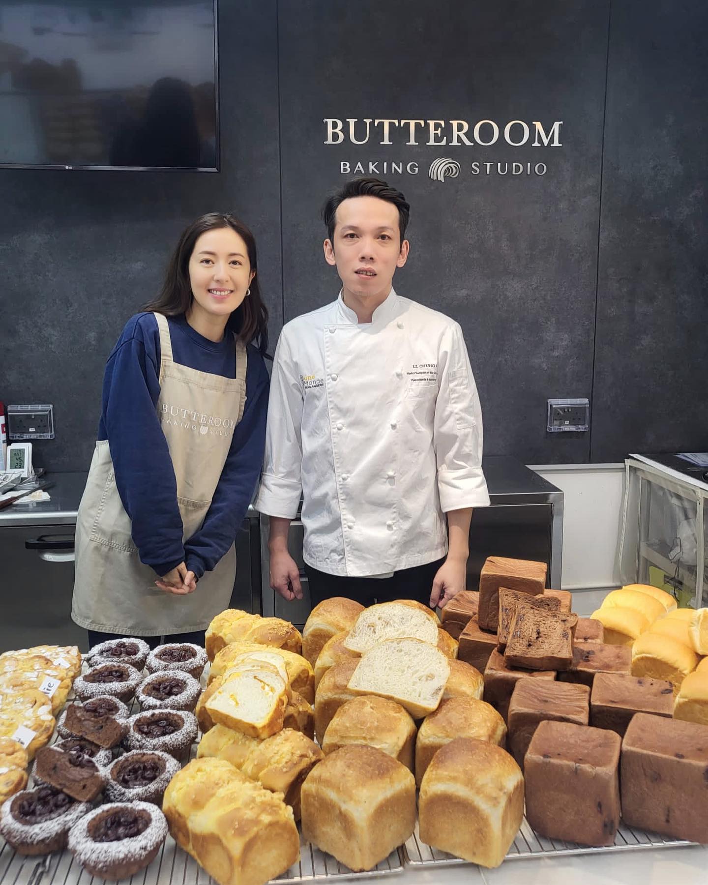 她之前一直都是TVB当红花旦，颜值在TVB女演员算是数一数二，已经40多岁还是单