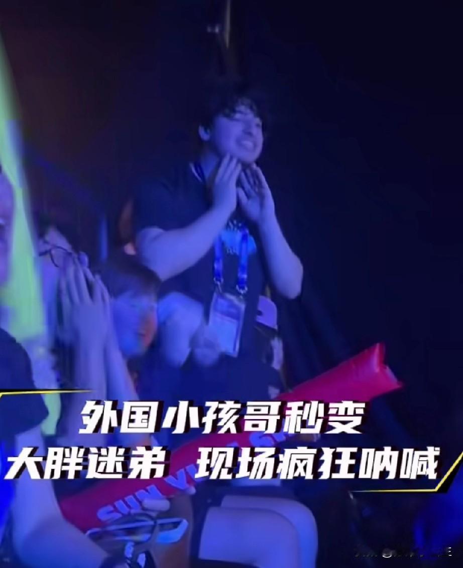 扎心了！法国球迷最后变成大胖粉丝，疯狂呐喊:梁靖崑！加油！志强低着头，用手