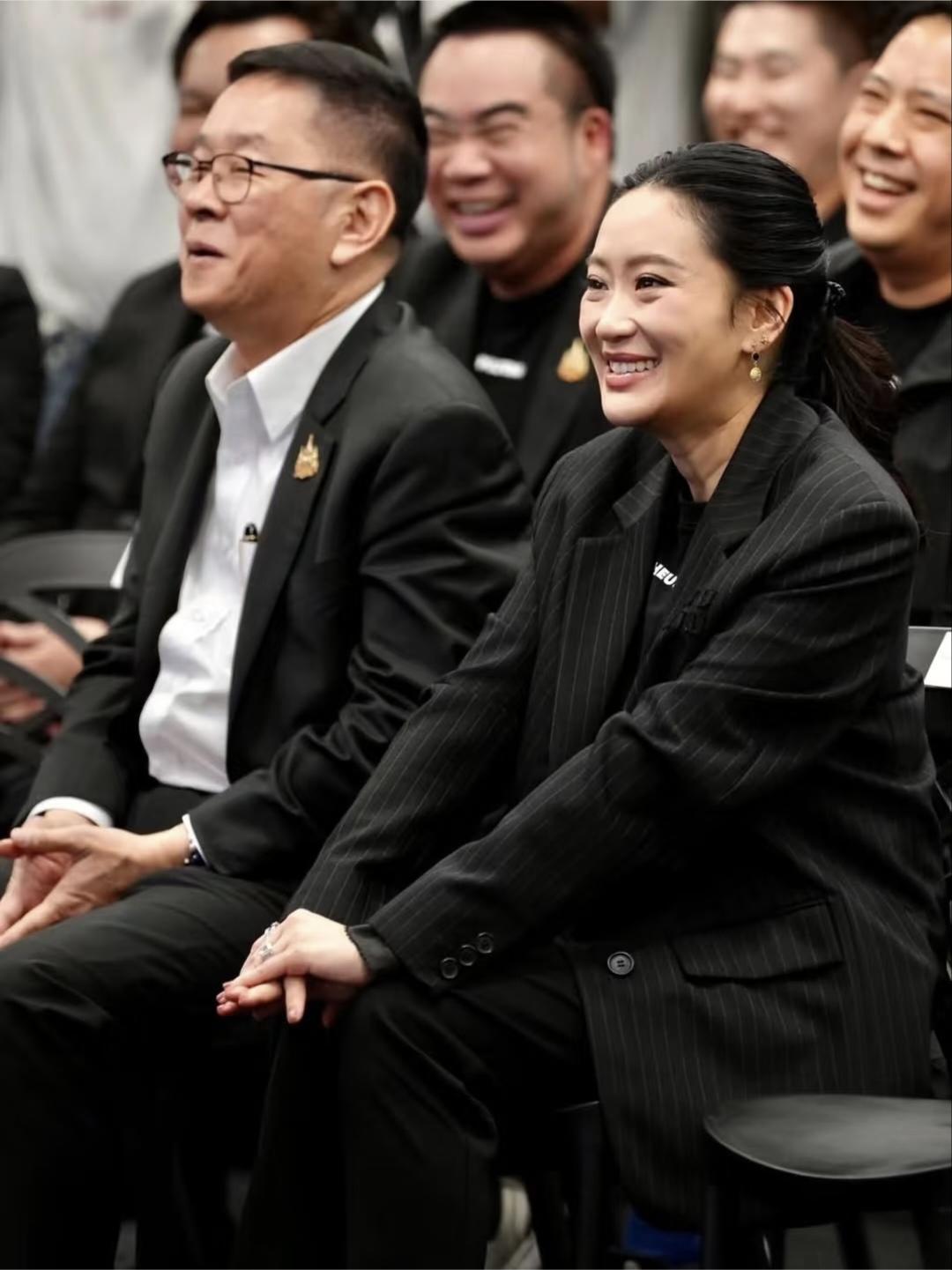 佩通坦笑得多灿烂啊：11月6日下午，佩通坦参加了为泰党选举筹备大会，佩通坦身着一